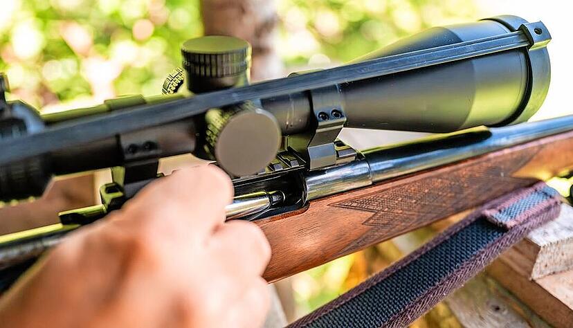 Der Deutsche Tierschutzbund kritisiert die Jagd auf bestimmte Tierarten und stellt einige Jagdmethoden fest, die tierschutzwidrig sind.