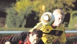 Michael Haak vom SV Westernhausen gewinnt hier das Kopfballduell gegen seinen L&ouml;ffelstelzer Gegenspieler. Die Teams trennten sich 1:1.Foto: Alex Bertok