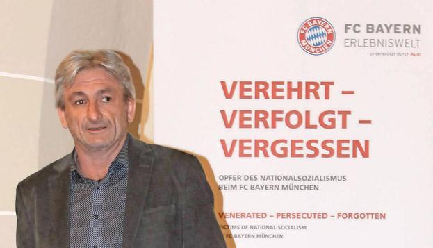Andreas Wittner von der FC-Bayern-Erlebniswelt führte in die Ausstellung "Verehrt &minus; Verfolgt &minus; Vergessen" ein.