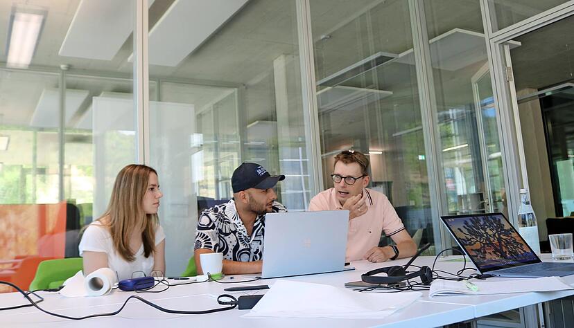 Viel Platz, modernes Equipment, kreatives Umfeld: Das sch&auml;tzen Kristina Cr&auml;mer, Ahmed Mussa und Claus Wild von der Firma Payyxtron am Digital Hub in K&uuml;nzelsau.