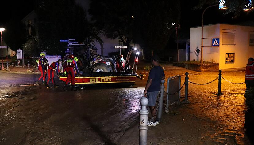 Die Wasserrettung der DLRG ist mit Booten im Einsatz.