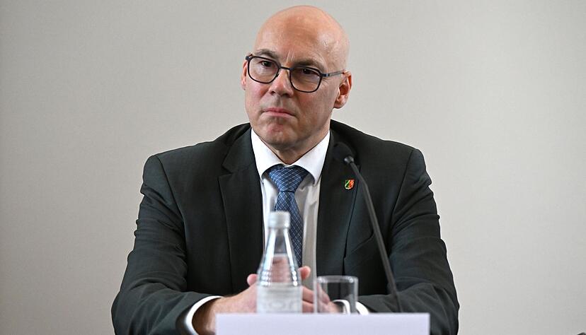 Mit den Waffen hätten Kriminelle verheerende Verbrechen verüben können, sagt Oberstaatsanwalt Wolf-Tilman Baumert. Mit den Waffen hätten Kriminelle verheerende Verbrechen verüben können, sagt Oberstaatsanwalt Wolf-Tilman Baumert.