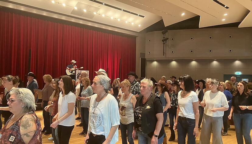 W&auml;hrend Old H.A.G. im Hintergrund Westernmusik spielt, tanzen die G&auml;ste ihre Line-Dance-Choreografien.