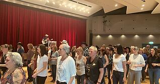 W&auml;hrend Old H.A.G. im Hintergrund Westernmusik spielt, tanzen die G&auml;ste ihre Line-Dance-Choreografien.