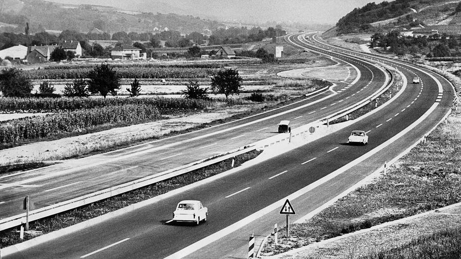 August 1966: Die zweite Fahrbahn des Abschnittes Weinsberg - Neckarsulm auf der Strecke Weinsberg - Walldorf wird dem Verkehr übergeben. Damit ist das wichtige Teilstück, das fast drei Jahre Bauzeit in Anspruch nahm und rund 40 Millionen Mark kostete, komplett.