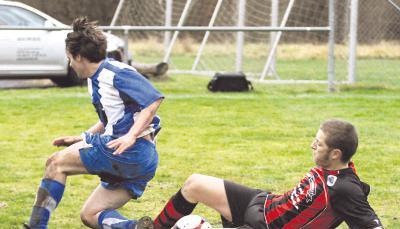 Berlichingens Kevin Egner (links) wird in dieser Situation gestoppt. Seine Mannschaft musste sich nach 2:0-Führung mit einem 2:2 begnügen.Foto: Schmerbeck Berlichingens Kevin Egner (links) wird in dieser Situation gestoppt. Seine Mannschaft musste sich nach 2:0-Führung mit einem 2:2 begnügen.Foto: Schmerbeck