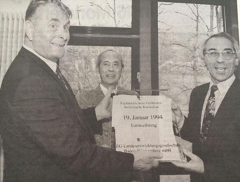 Am 19. Januar 1994 wird die Außenstelle Künzelsau offiziell eingeweiht.
Ein Schild aus Plexiglas überreichen Helmut Xander, Vorsitzender der Geschäftsführung der Landesentwicklungsgesellschaft (rechts) und Architekt Walter F. Kremser (Mitte) an den Heilbronner FH-Rektor Prof. Dr. Otto Grandi, dem Hausherrn in Künzelsau. Am 19. Januar 1994 wird die Außenstelle Künzelsau offiziell eingeweiht.
Ein Schild aus Plexiglas überreichen Helmut Xander, Vorsitzender der Geschäftsführung der Landesentwicklungsgesellschaft (rechts) und Architekt Walter F. Kremser (Mitte) an den Heilbronner FH-Rektor Prof. Dr. Otto Grandi, dem Hausherrn in Künzelsau.