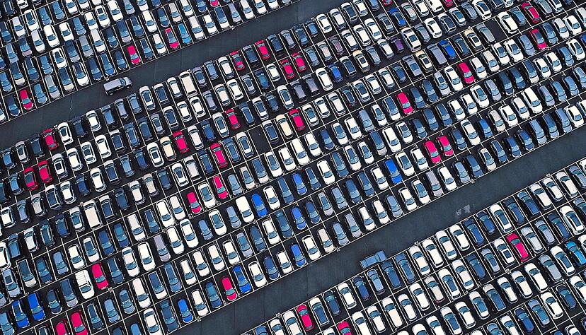 Schlechte Aussichten f&uuml;r Hersteller und Zulieferer: Die Absatzzahlen des klassischen Verbrenner-Automobils werden kaum noch auf das Niveau der Vor-Corona-Zeit zur&uuml;ckkehren. 
Foto: Fly_and_Dive/stock.adobe.com