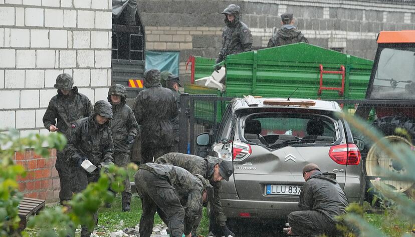 Einsatzkräfte der Territorialen Verteidigung räumen Trümmer vom zerstörten Dach eines Hauses auf, nachdem russische Drohnen den polnischen Luftraum verletzt haben. (Archivbild) Einsatzkräfte der Territorialen Verteidigung räumen Trümmer vom zerstörten Dach eines Hauses auf, nachdem russische Drohnen den polnischen Luftraum verletzt haben. (Archivbild)