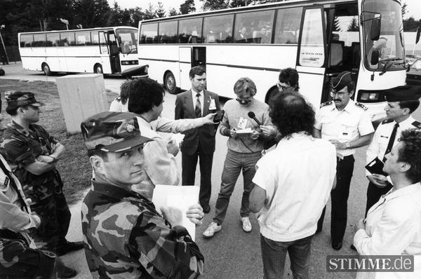 Ende September 1988 inspizieren Sowjets überraschend die US-Raketenbasis auf der Waldheide. Begleitet von einem US-Team und Bundeswehroffizieren führt die sowjetische Inspektorengruppe die erste Verdachtsinspektion zur Einhaltung des Abrüstungsvertrages durch.
