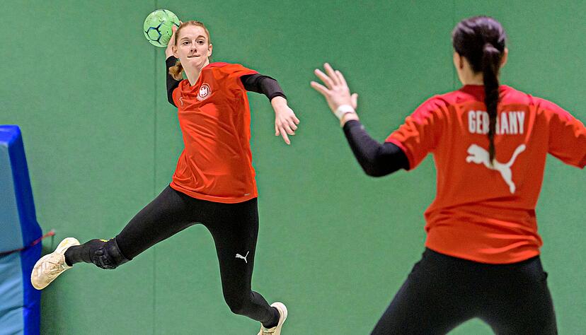 NSU-Linksaußen Selina Kalmbach hat nicht nur das Tor, sondern auch ihr erstes A-Länderspiel vor Augen. 
Foto: imago-images/wolf-sportfoto NSU-Linksaußen Selina Kalmbach hat nicht nur das Tor, sondern auch ihr erstes A-Länderspiel vor Augen. 
Foto: imago-images/wolf-sportfoto