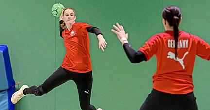 NSU-Linksaußen Selina Kalmbach hat nicht nur das Tor, sondern auch ihr erstes A-Länderspiel vor Augen. 
Foto: imago-images/wolf-sportfoto NSU-Linksaußen Selina Kalmbach hat nicht nur das Tor, sondern auch ihr erstes A-Länderspiel vor Augen. 
Foto: imago-images/wolf-sportfoto