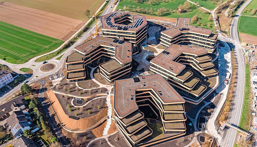 In der neuen Lidl-Deutschland-Zentrale in Bad Wimpfen wurde Bau E (links, am Kreisel) mittlerweile ausgeräumt und stillgelegt.
Foto: Archiv/Lidl In der neuen Lidl-Deutschland-Zentrale in Bad Wimpfen wurde Bau E (links, am Kreisel) mittlerweile ausgeräumt und stillgelegt.
Foto: Archiv/Lidl