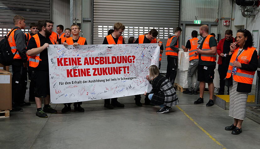 Mit einer Unterschriftenaktion hatten die Iwis-Mitarbeiter in Schwaigern Mitte September für den Erhalt der Ausbildungsplätze im Unternehmen gekämpft.