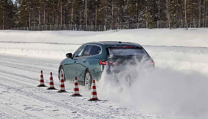 Test auf schneebedeckter Straße: Als «sehr empfehlenswert» erwiesen sich die teureren Winterreifen.