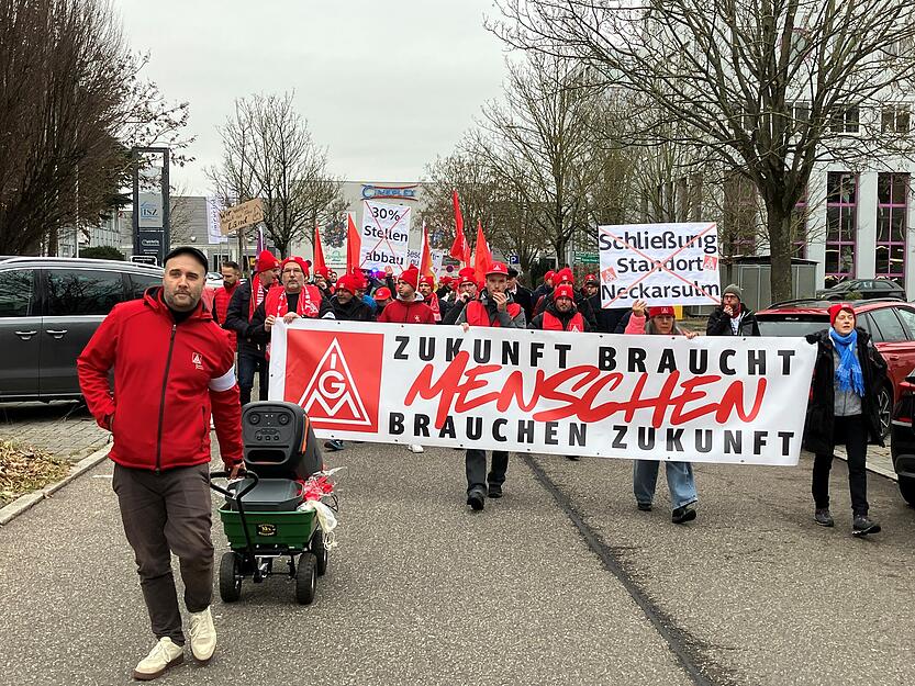 Protestierende setzen ein Signal für den Erhalt regionaler Arbeitsplätze. Protestierende setzen ein Signal für den Erhalt regionaler Arbeitsplätze.