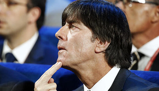 Joachim Löw bei der Auslosung der Gruppen für die Vorrunde der Fußball-Weltmeisterschaft 2018.