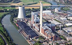 Blick aus der Vogelperspektive auf den Kraftwerksstandort Heilbronn der Energie Baden-W&uuml;rttemberg AG. Zwischen dem K&uuml;hlturm (140 Meter) und den beiden Schornsteinen steht Block 7.
Foto: Daniel Maier-Gerber