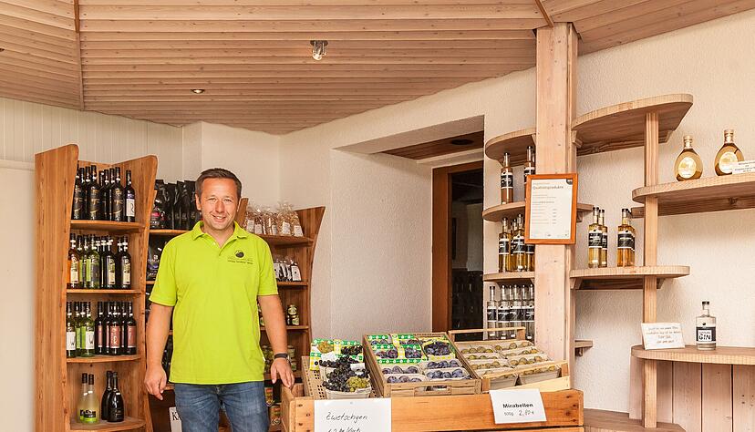 Wein- und Obstbau in dritter Generation: 2019 &uuml;bernahm Meik Sartorius das Apfelland Sartorius, das er zuvor mit seinem Vater Frank f&uuml;hrte. Die Direktvermarktung im Hofladen ist f&uuml;r ihn wegen des Kundenkontakts ein Privileg.