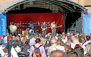 Die Musik kam nicht nur auf dem Kiliansplatz gut an. Auch um die anderen Bühnen der Stadt scharten sich die Menschen. Die Musik kam nicht nur auf dem Kiliansplatz gut an. Auch um die anderen Bühnen der Stadt scharten sich die Menschen.