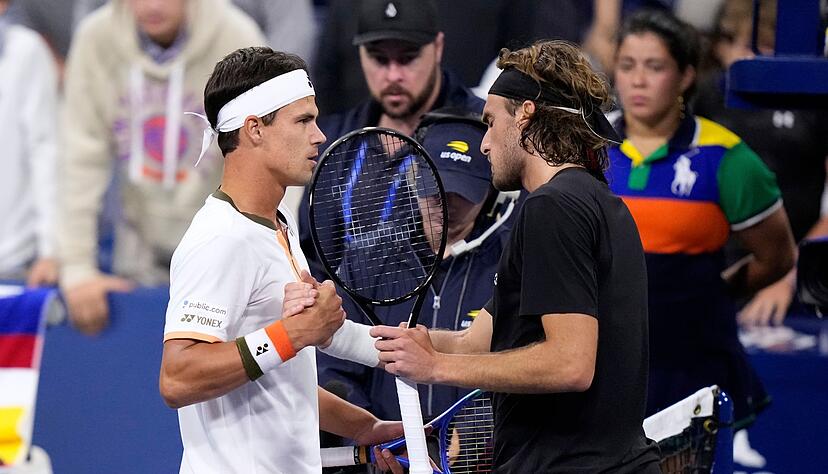 Nach dem Match gab es noch einen kleinen Disput zwischen Daniel Altmaier (l) und Stefanos Tsitsipas. Nach dem Match gab es noch einen kleinen Disput zwischen Daniel Altmaier (l) und Stefanos Tsitsipas.