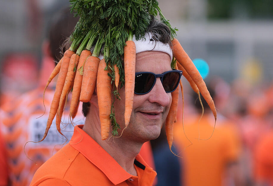 Die Karotte hängt normalerweise vor der Nase, aber wenn der Oranje-Kopfschmuck ausgeht, greift man eben zu einem Bündel Karotten.