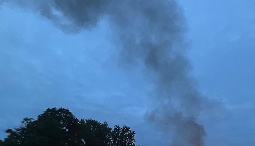 Rauch und Flammen sind nach einem Unfall auf der Autobahn A5 bei Bruchsal zu sehen.