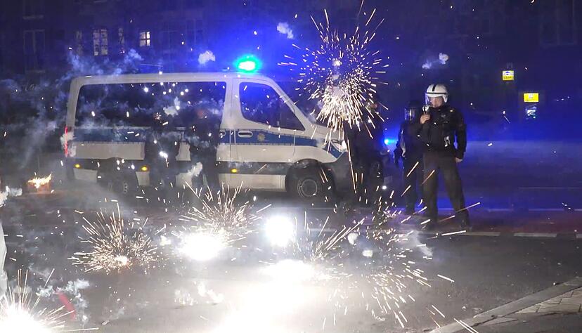 Der Berliner Staatsanwaltschaft liegen nach Angaben eines Sprechers bislang 50 Verfahren zu den Ausschreitungen zum vergangenen Jahreswechsel vor.