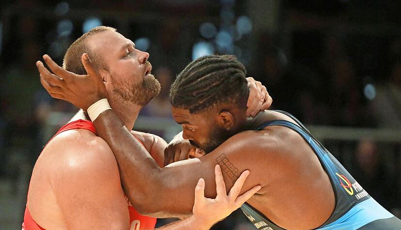 Gegen Oscar Pino Hinds, der die 130-Kilo-Klasse im Greco in den nächsten Jahren wohl dominieren wird, tat sich Eduard Popp (links) wie erwartet schwer, kämpfte gegen den Hünen aus Kuba aber stark und gab nur zwei Mannschaftspunkte ab.
Foto: Bertok Gegen Oscar Pino Hinds, der die 130-Kilo-Klasse im Greco in den nächsten Jahren wohl dominieren wird, tat sich Eduard Popp (links) wie erwartet schwer, kämpfte gegen den Hünen aus Kuba aber stark und gab nur zwei Mannschaftspunkte ab.
Foto: Bertok