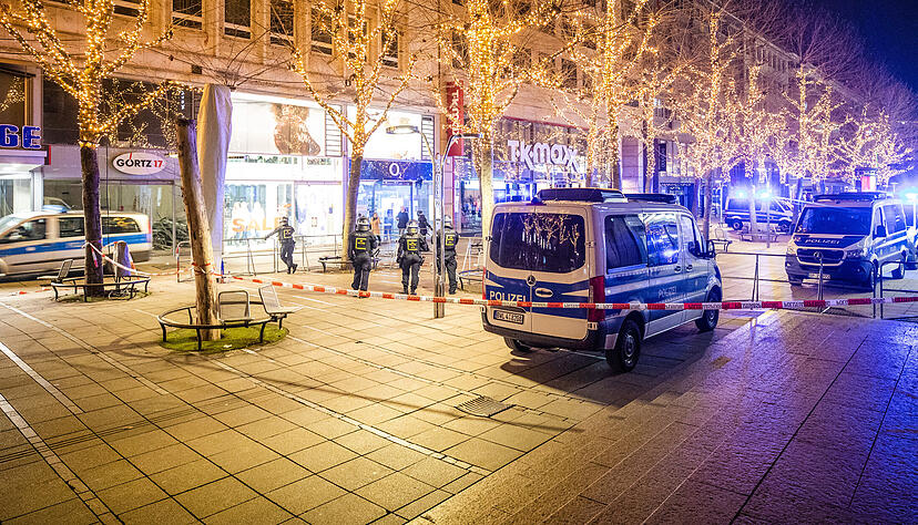Polizisten sperren in der Silvesternacht den Schlossplatz in Stuttgart ab. Die Stadtverwaltung hatte für die gesamte Fläche des Stuttgarter Cityrings ein Feuerwerks- und Alkoholverbot erlassen. Der Schlossplatz wurde dabei komplett gesperrt. Foto: dpa Polizisten sperren in der Silvesternacht den Schlossplatz in Stuttgart ab. Die Stadtverwaltung hatte für die gesamte Fläche des Stuttgarter Cityrings ein Feuerwerks- und Alkoholverbot erlassen. Der Schlossplatz wurde dabei komplett gesperrt. Foto: dpa