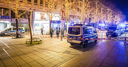 Polizisten sperren in der Silvesternacht den Schlossplatz in Stuttgart ab. Die Stadtverwaltung hatte für die gesamte Fläche des Stuttgarter Cityrings ein Feuerwerks- und Alkoholverbot erlassen. Der Schlossplatz wurde dabei komplett gesperrt. Foto: dpa