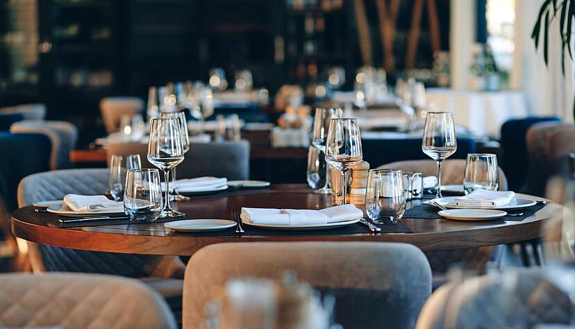 Eine Gebühr für einen stilvoll gedeckten Tisch im Restaurant? Die Gastronomiebetriebe in der Region lehnen derartige Vorschläge trotz der gestiegenen Einkaufspreis ab.
Foto: loki_ast/stock.adobe.com Eine Gebühr für einen stilvoll gedeckten Tisch im Restaurant? Die Gastronomiebetriebe in der Region lehnen derartige Vorschläge trotz der gestiegenen Einkaufspreis ab.
Foto: loki_ast/stock.adobe.com