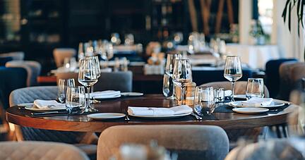 Eine Gebühr für einen stilvoll gedeckten Tisch im Restaurant? Die Gastronomiebetriebe in der Region lehnen derartige Vorschläge trotz der gestiegenen Einkaufspreis ab. 
Foto: loki_ast/stock.adobe.com