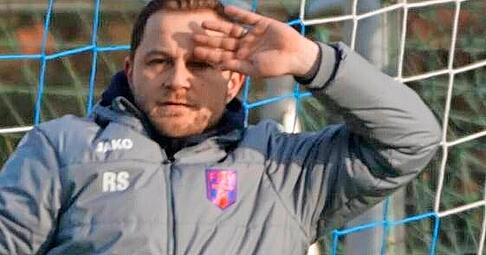 Der Vertrag mit Trainer Reinhard Schenker wurde beim FSV Hollenbach verlängert. Egal in welcher Liga der Club nächste Saison spielen wird. Der Vertrag mit Trainer Reinhard Schenker wurde beim FSV Hollenbach verlängert. Egal in welcher Liga der Club nächste Saison spielen wird.