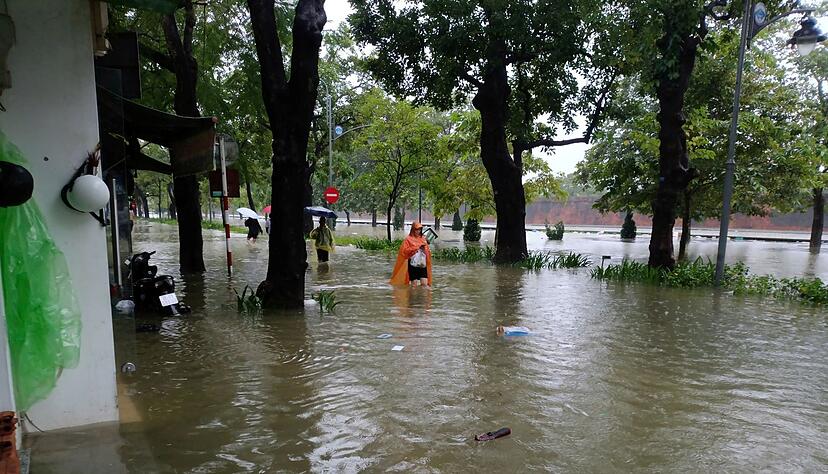 Viele Straßen in Hue standen unter Wasser. Viele Straßen in Hue standen unter Wasser.