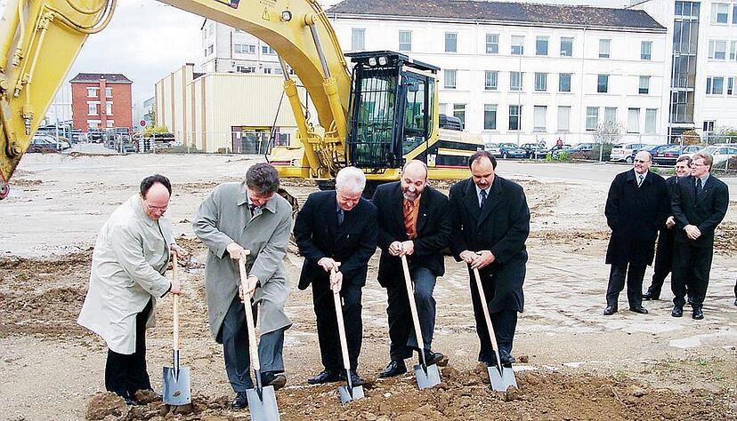 Zusammengestellt von Archiv und Dokumentation der Heilbronner Stimme 
Dem Spatenstich bei Audi im November 2001 folgen drei Bauabschnitte: Parkhaus, Kundendienst- und Auslieferungszentrum.