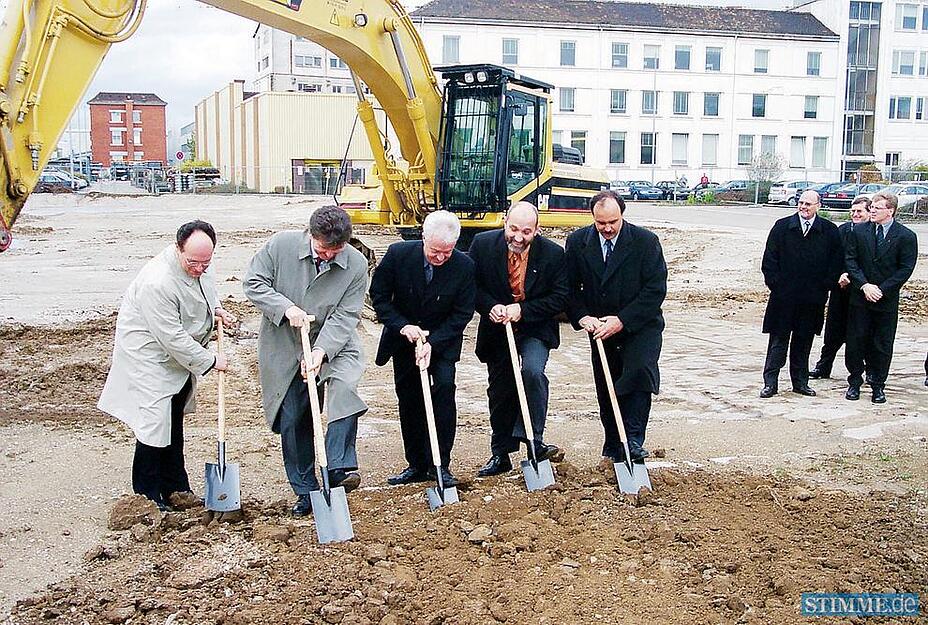 Zusammengestellt von Archiv und Dokumentation der Heilbronner Stimme 
Dem Spatenstich bei Audi im November 2001 folgen drei Bauabschnitte: Parkhaus, Kundendienst- und Auslieferungszentrum.