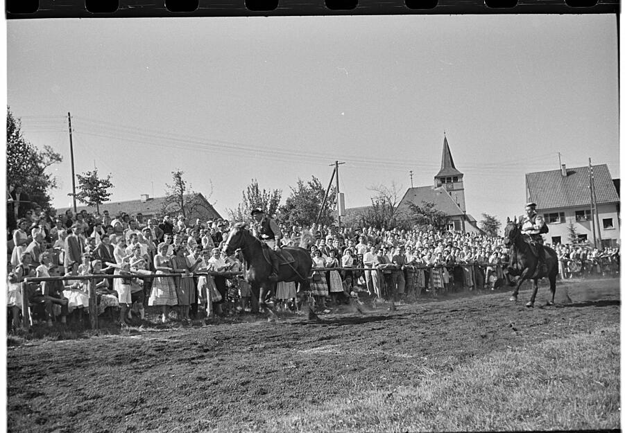 1958: Viele Zuschauer verfolgen das spektakuläre Wettreiten auf dem Festplatz. Der Überlieferung nach, ließen sich Großgartacher das Weiderecht auf den Bruchwiesen beim Frankenbacher Hipfelhof vergelten. Sie holten  jedes Jahr an Pfingsten zwei stattliche Käse als Entschädigung ab. Diese Sitte war und ist Anlass für ein großes Dorffest mit Wettreiten um den Festplatz.