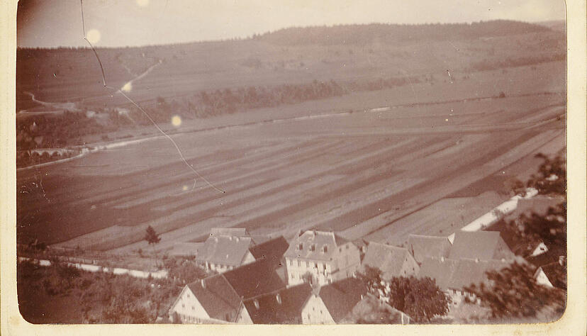 Krautheims vermutlich ältestes Foto zeigt gegen Ende des 19. Jahrhunderts Krautheim Tal. In der Mitte ragt das Gasthaus Zum Schwanen heraus. Foto: privat