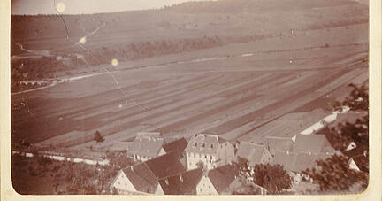 Krautheims vermutlich ältestes Foto zeigt gegen Ende des 19. Jahrhunderts Krautheim Tal. In der Mitte ragt das Gasthaus Zum Schwanen heraus.
Foto: privat