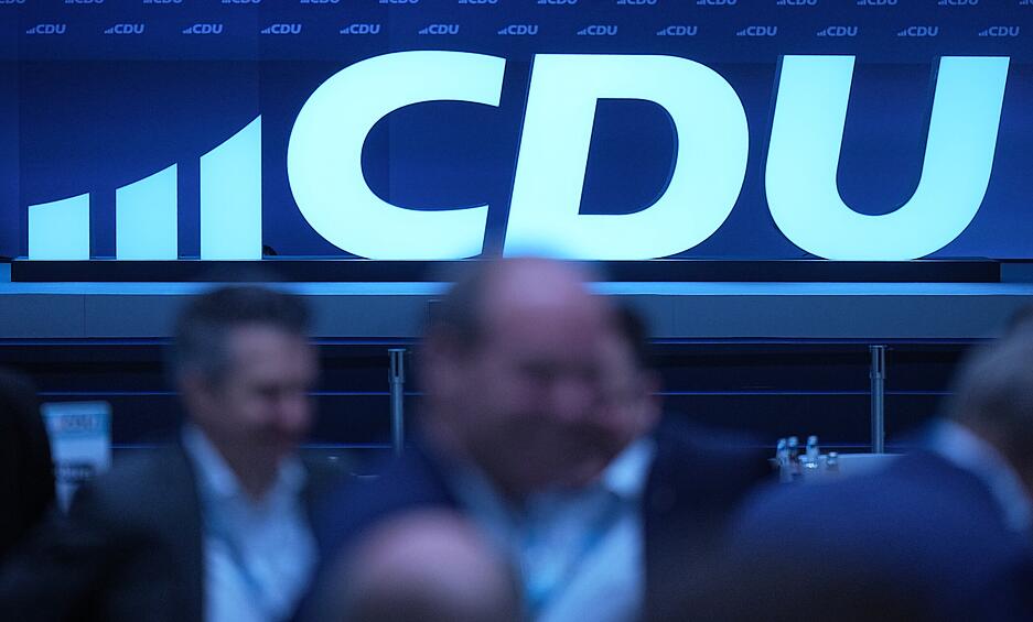 Die CDU will bei dem Parteitag ein "Sofortprogramm" beschließen, das direkt nach der Bundestagswahl bei einer Regierungsbildung umgesetzt werden soll. Die CDU will bei dem Parteitag ein "Sofortprogramm" beschließen, das direkt nach der Bundestagswahl bei einer Regierungsbildung umgesetzt werden soll.