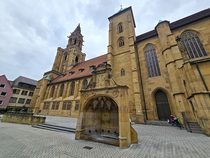 Der Siebenr&ouml;hrenbrunnen unmittelbar an der S&uuml;dseite der Kilianskirche.