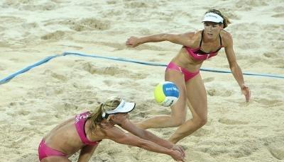 Stephanie Pohl (l) legt Okka Rau den Ball vor. Stephanie Pohl (l) legt Okka Rau den Ball vor.