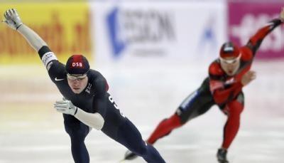 Zwei 500-Meter-Sprinter geben beim Weltcup in Moskau 2009 Gas.