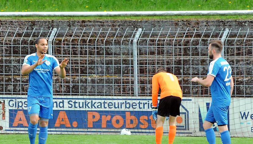 Das war der dritte Gegentreffer: Eppingens Torwart Kai Sauer verdribbelte sich, sodass die Heddesheimer das 3:0 erzielen konnten.Foto: Klaus Krüger Das war der dritte Gegentreffer: Eppingens Torwart Kai Sauer verdribbelte sich, sodass die Heddesheimer das 3:0 erzielen konnten.Foto: Klaus Krüger