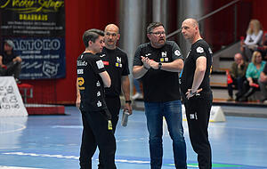 Spielen oder nicht? Thomas Zeitz (Zweiter von rechts) und Mike Vogelgesang (Zweiter von links) diskutierten mit ihren Gegenübern vom SV Union Halle-Neustadt, Till Wiechers (links) und Thomas Müller. Spielen oder nicht? Thomas Zeitz (Zweiter von rechts) und Mike Vogelgesang (Zweiter von links) diskutierten mit ihren Gegenübern vom SV Union Halle-Neustadt, Till Wiechers (links) und Thomas Müller.