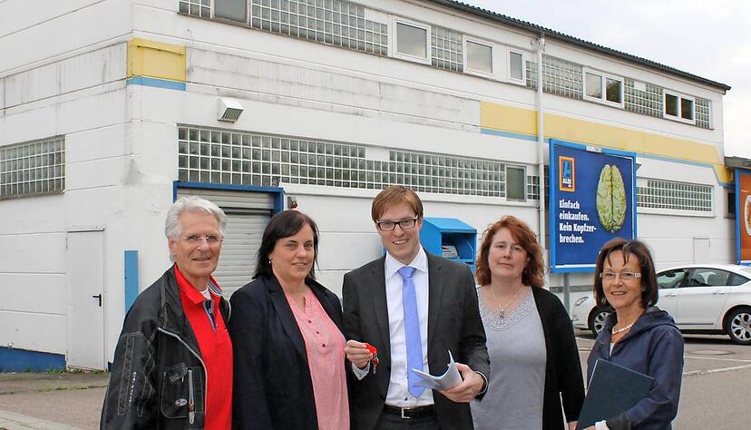 Schlüsselübergabe (von links): Hans-Jürgen Stritter, Pfarrerin Martha Siebert, Bürgermeister Markus Kleemann, Carmen Wirth und Ines Stritter.Foto: Julia Neuert Schlüsselübergabe (von links): Hans-Jürgen Stritter, Pfarrerin Martha Siebert, Bürgermeister Markus Kleemann, Carmen Wirth und Ines Stritter.Foto: Julia Neuert