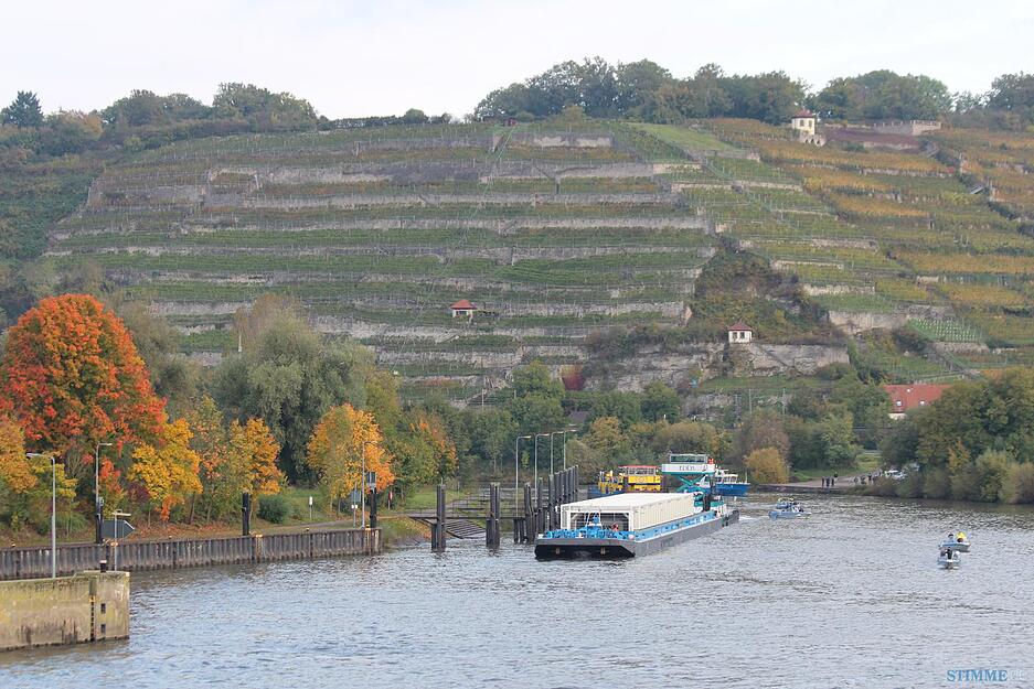 Der Schubleichter "Edda" bringt die Castoren über den Neckar. Foto: Klug