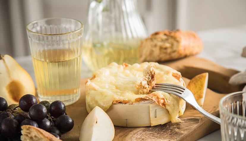 Warme K&ouml;stlichkeit aus der Backr&ouml;hre: Ofenk&auml;se wird gel&ouml;ffelt oder man taucht Brot oder andere Speisen hinein. (zu dpa: &laquo;Lecker, aber voll fett: Ofenk&auml;se ist nichts f&uuml;r jeden Tag&raquo;)