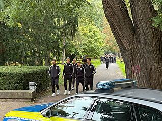 Die Abfahrt des DFB-Teams zum Sinsheim-Spiel steht bevor. Kurz bevor die Fußball-Stars das Heilbronner Parkhotel verlassen, spazieren sie durch Heilbronn.